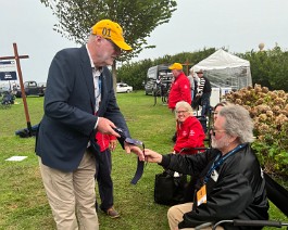 2023 Audrain Motor Week 8670 Richard Hunter hands a blue ribbon to Dick Shappy